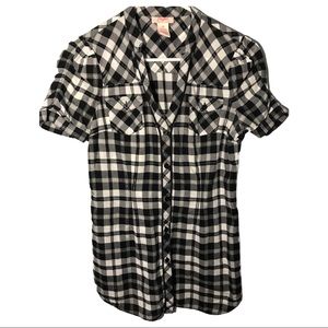 Candie’s Black & White Buffalo Plaid Button Up Tunic Top With Ruched Sleeves - M